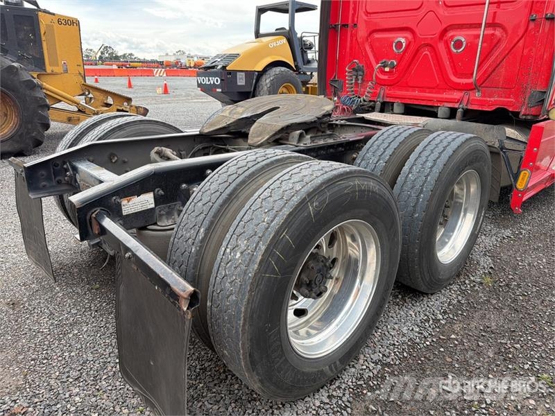 Freightliner Cascadia 125 6x4 Tractocamion con Dormitorio / T/A Nyergesvontatók