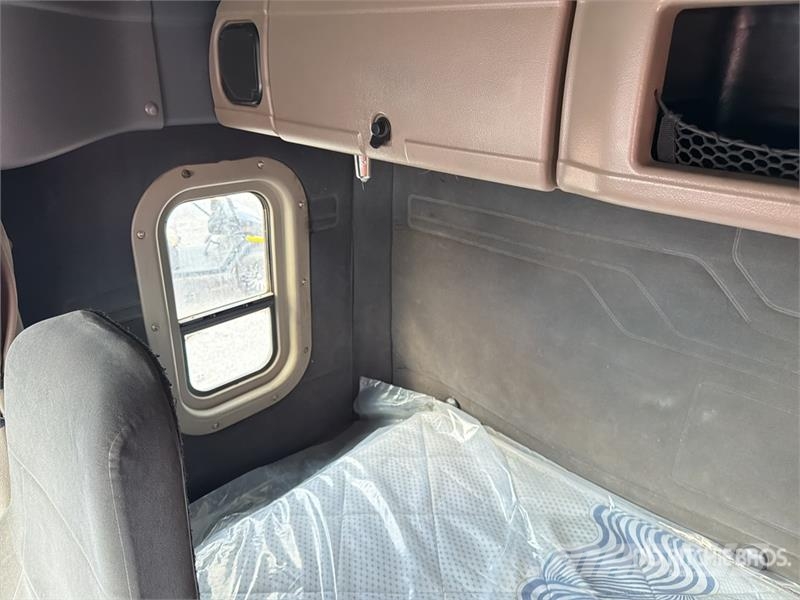 Freightliner Cascadia 125 6x4 Tractocamion con Dormitorio / T/A Nyergesvontatók