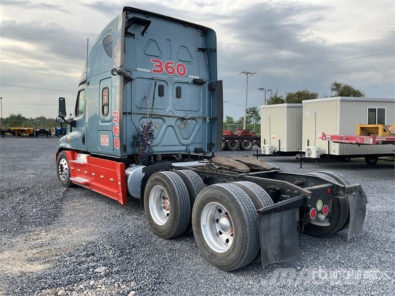 Freightliner Cascadia 6x4 Tractocamion con Dormitorio / T/A Sle Naudoti vilkikai