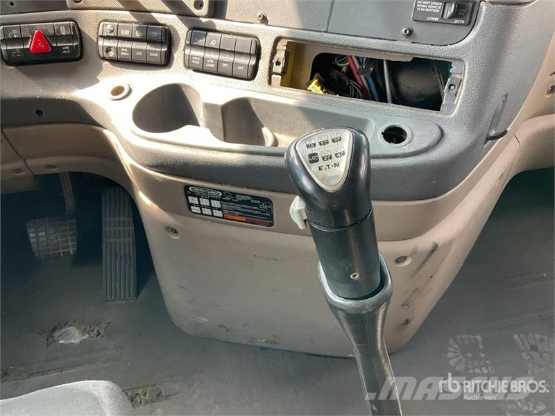Freightliner Cascadia 125 6x4 Tractocamion con Dormitorio / T/A Tegljači