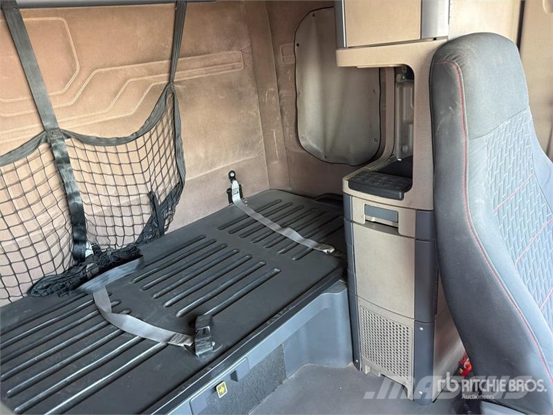 Freightliner Cascadia 125 6x2 Tractocamion con Dormitorio / T/A Cabezas tractoras