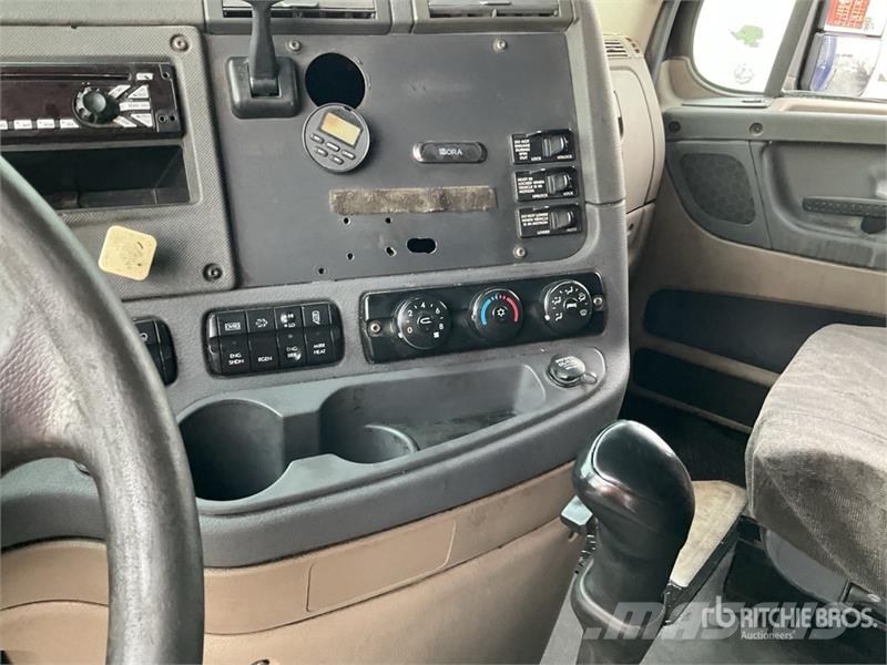 Freightliner Cascadia 6x4 Tractocamion con Dormitorio / T/A Sle Vilcēji