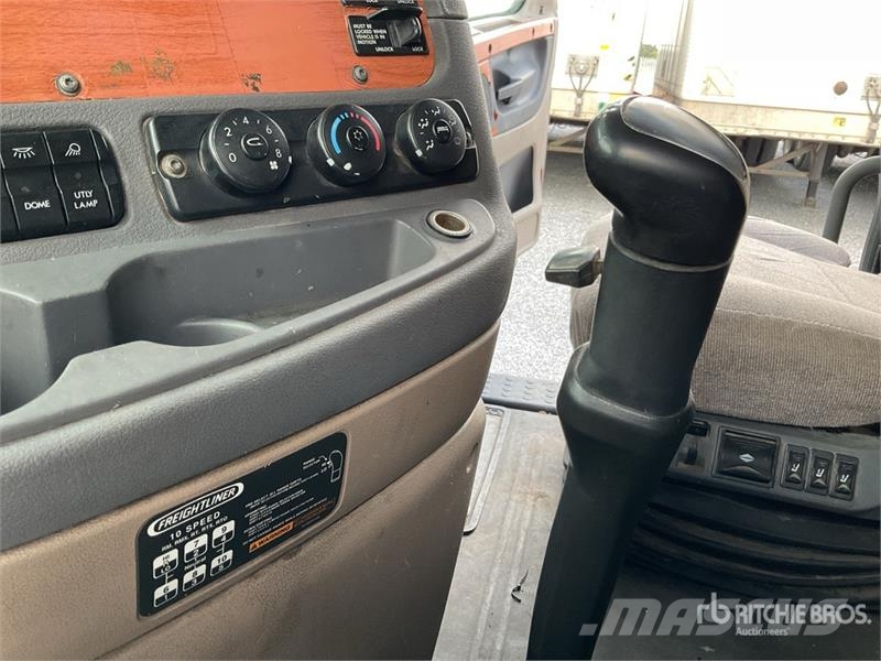 Freightliner Cascadia 6x4 Tractocamion con Dormitorio / T/A Sle Naudoti vilkikai