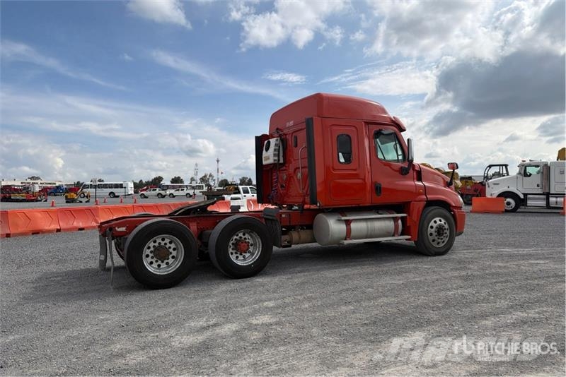 Freightliner Cascadia 125 6x4 Tractocamion con Dormitorio / T/A Motrici e Trattori Stradali