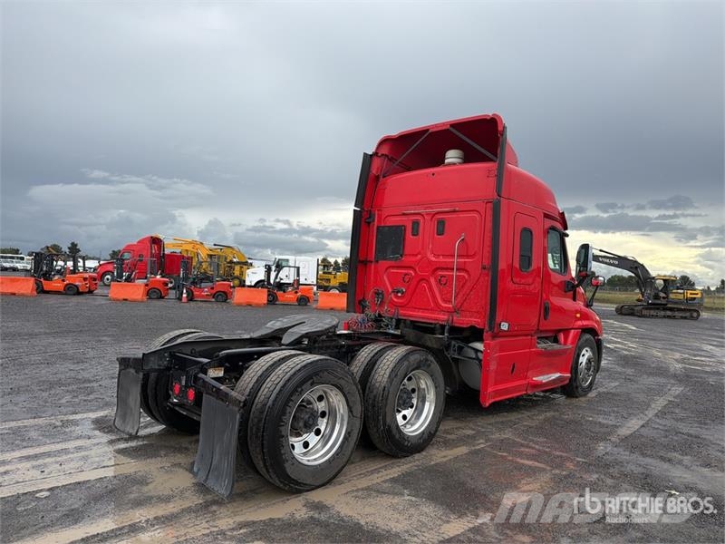 Freightliner Cascadia 125 6x4 Tractocamion con Dormitorio / T/A Vilcēji