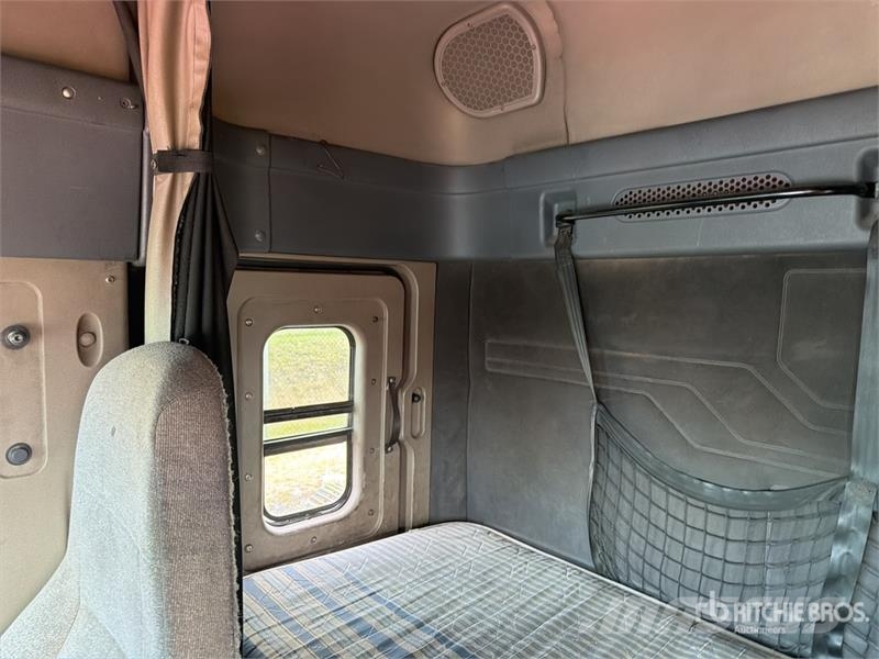 Freightliner Cascadia 125 6x4 Tractocamion con Dormitorio / T/A Nyergesvontatók