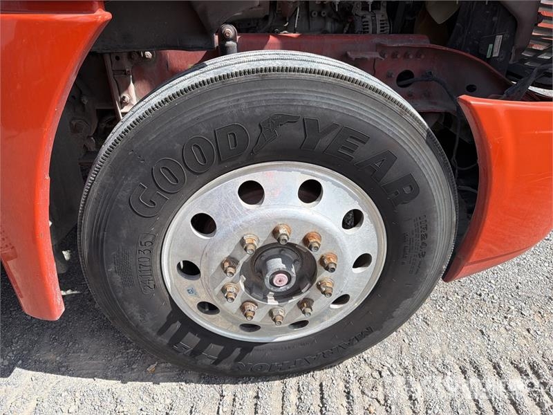 Freightliner Cascadia 125 6x4 Tractocamion con Dormitorio / T/A Nyergesvontatók