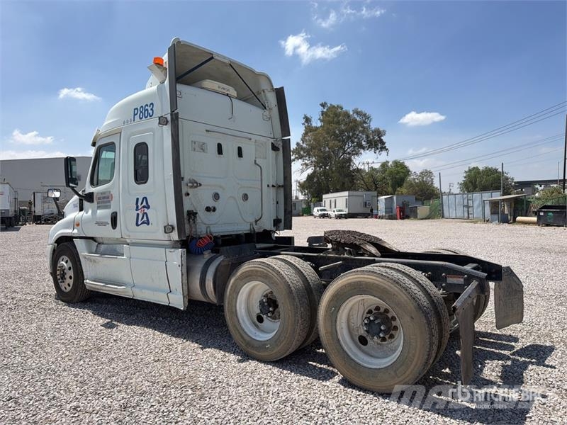 Freightliner Cascadia 125 6x4 Tractocamion con Dormitorio / T/A Cabezas tractoras