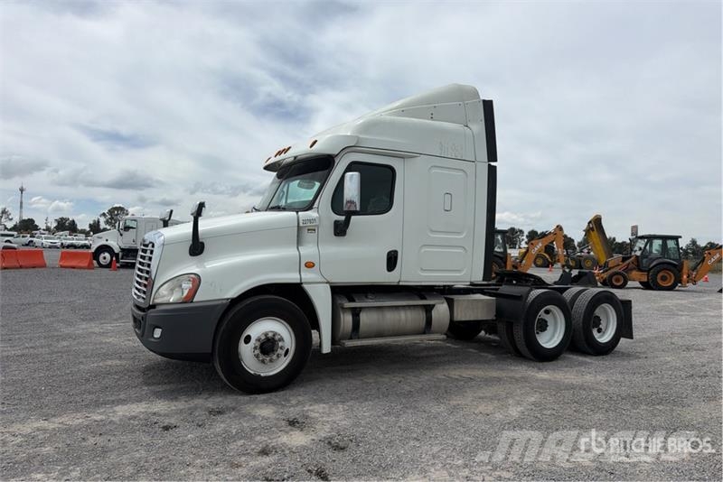 Freightliner Cascadia 125 6x4 Tractocamion con Dormitorio / T/A Tracteur routier