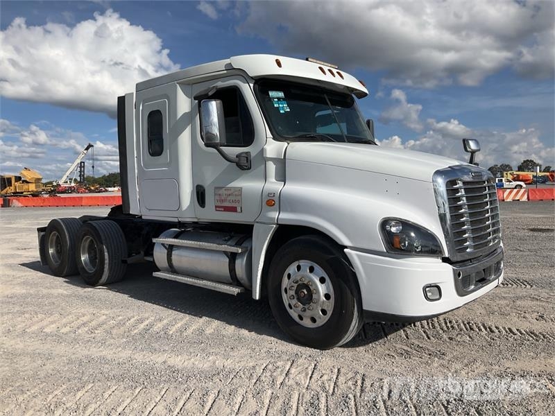 Freightliner Cascadia 125 6x4 Tractocamion con Dormitorio / T/A Tegljači