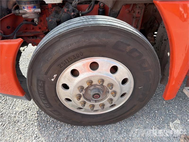 Freightliner Cascadia 125 6x4 Tractocamion con Dormitorio / T/A Nyergesvontatók