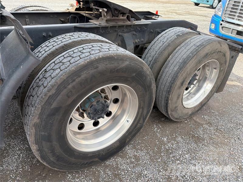Freightliner Cascadia 125 6x4 Tractocamion con Dormitorio / T/A Nyergesvontatók