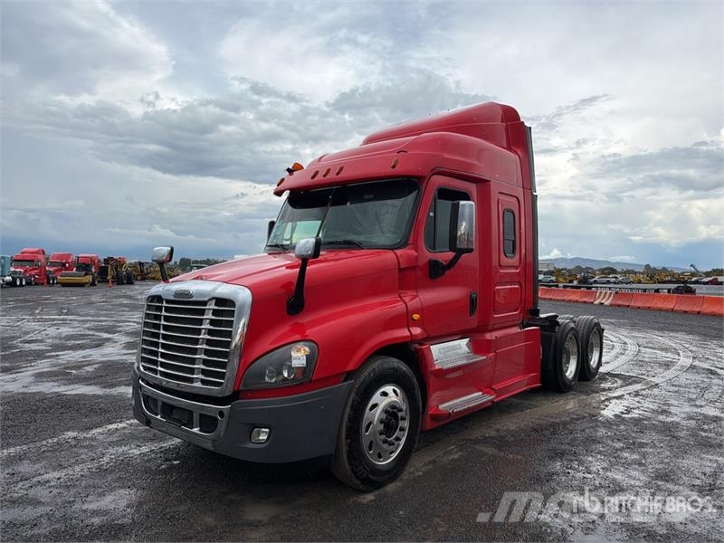 Freightliner Cascadia 125 6x4 Tractocamion con Dormitorio / T/A Vilcēji