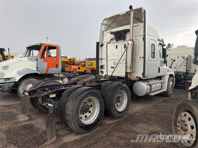 Freightliner Cascadia 125 6x4 Tractocamion con Dormitorio (INOP Traktorske jedinice