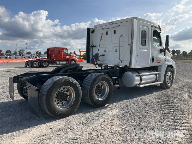 Freightliner Cascadia 125 6x4 Tractocamion con Dormitorio / T/A Tegljači
