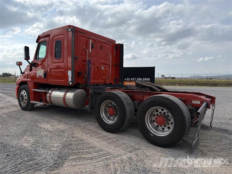 Freightliner Cascadia 125 6x4 Tractocamion con Dormitorio / T/A Tractores (camiões)