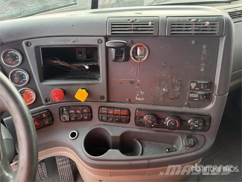 Freightliner Cascadia 125 6x4 Tractocamion con Dormitorio / T/A Nyergesvontatók