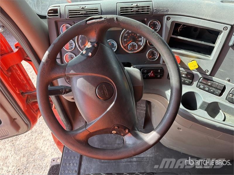 Freightliner Cascadia 125 6x4 Tractocamion con Dormitorio / T/A Tegljači