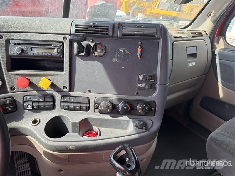 Freightliner Cascadia 125 6x4 Tractocamion con Dormitorio / T/A Tegljači