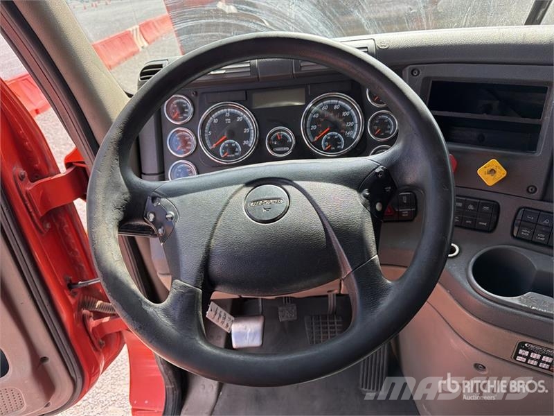 Freightliner Cascadia 125 6x4 Tractocamion con Dormitorio / T/A Nyergesvontatók