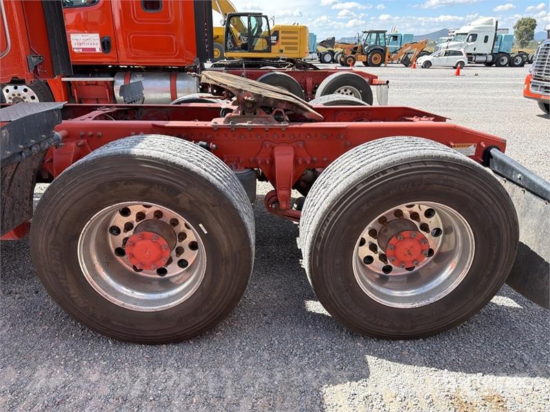 Freightliner Cascadia 125 6x4 Tractocamion con Dormitorio / T/A Nyergesvontatók