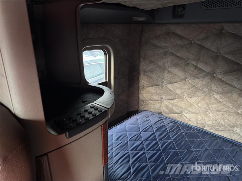 Freightliner Cascadia 125 6x4 Tractocamion con Dormitorio / T/A Nyergesvontatók