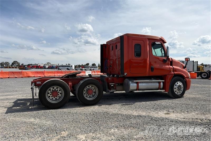 Freightliner Cascadia 125 6x4 Tractocamion con Dormitorio / T/A Nyergesvontatók