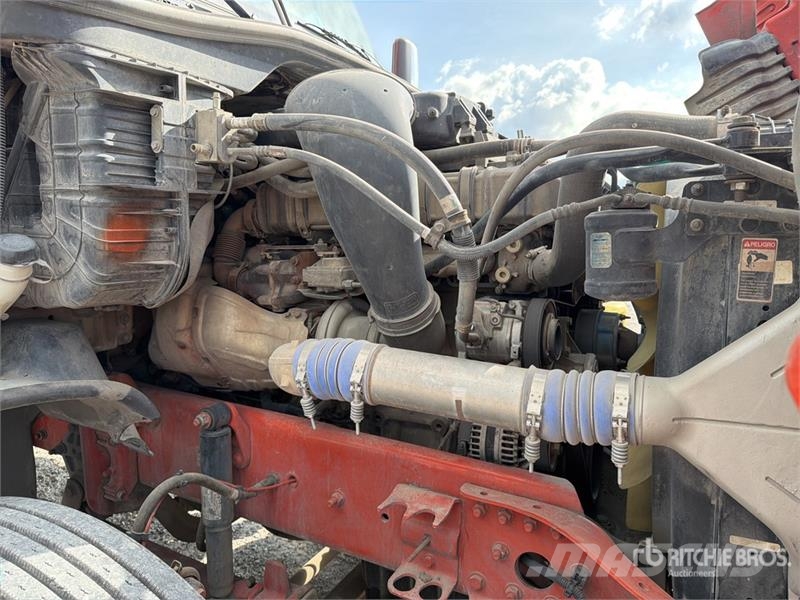 Freightliner Cascadia 125 6x4 Tractocamion con Dormitorio / T/A Tegljači