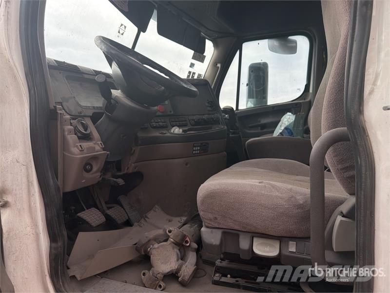Freightliner Cascadia 125 6x4 Tractocamion con Dormitorio (SOLO Vilcēji