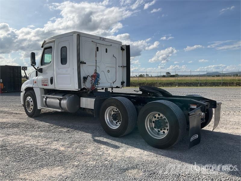 Freightliner Cascadia 125 6x4 Tractocamion con Dormitorio / T/A Tegljači