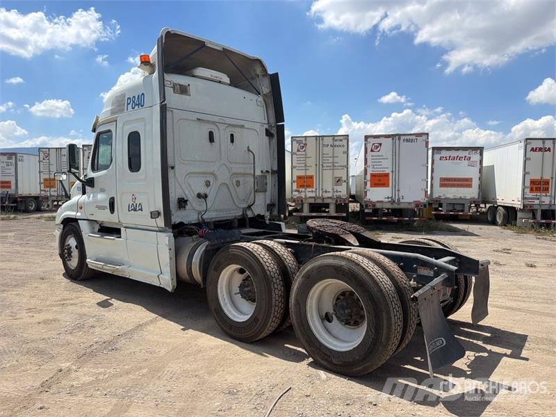 Freightliner Cascadia 125 6x4 Tractocamion con Dormitorio / T/A Cabezas tractoras