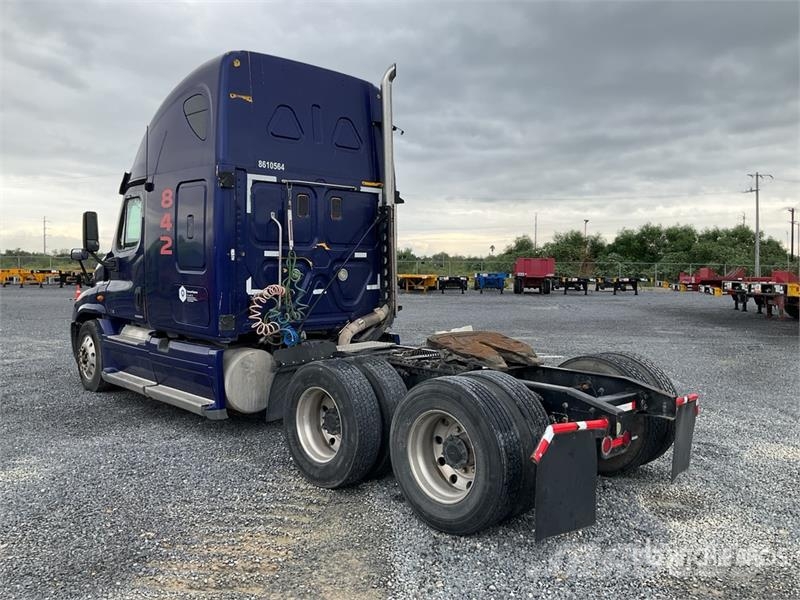 Freightliner Cascadia 6x4 Tractocamion con Dormitorio / T/A Sle Vilcēji