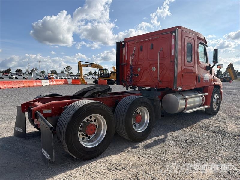 Freightliner Cascadia 125 6x4 Tractocamion con Dormitorio / T/A Tegljači