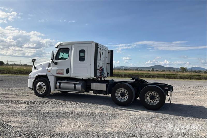 Freightliner Cascadia 125 6x4 Tractocamion con Dormitorio / T/A Tegljači