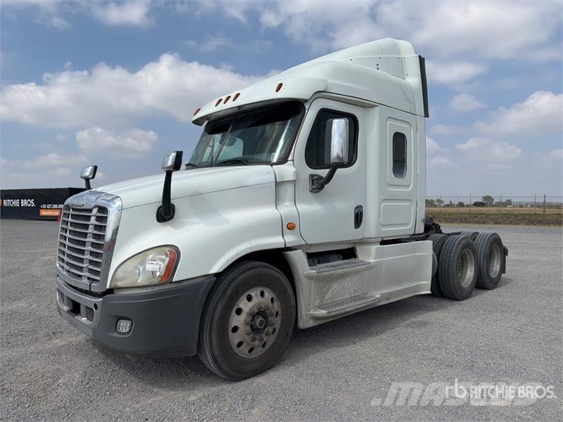Freightliner Cascadia 125 6x4 Tractocamion con Dormitorio / T/A Тягачі