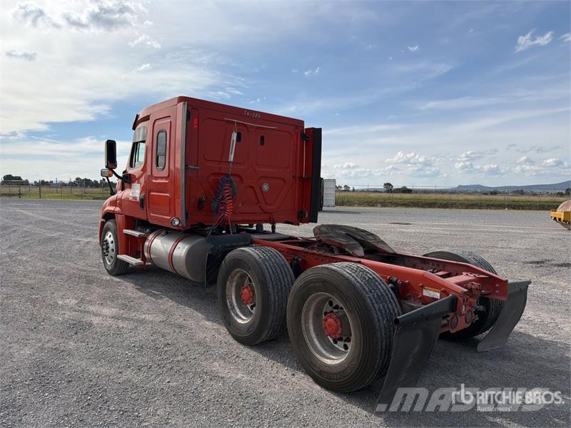 Freightliner Cascadia 125 6x4 Tractocamion con Dormitorio / T/A Tegljači