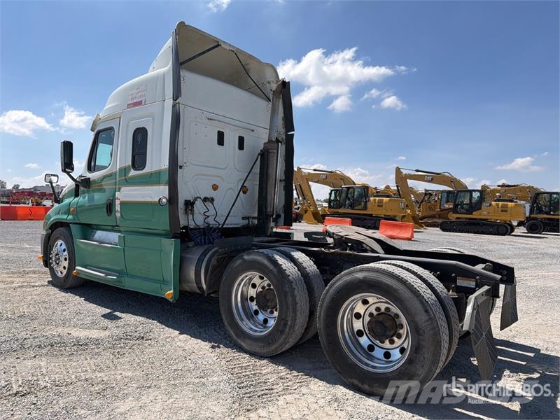 Freightliner Cascadia 125 6x4 Tractocamion con Dormitorio / T/A Cabezas tractoras