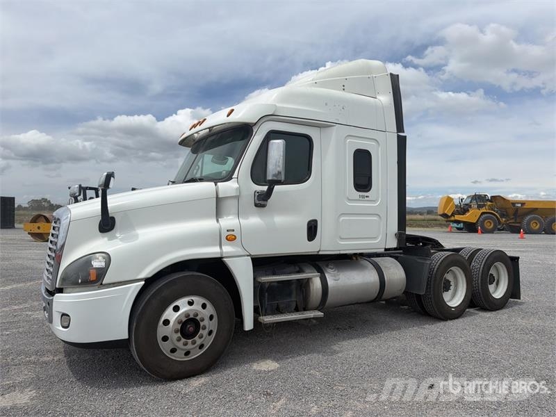 Freightliner Cascadia 125 6x4 Tractocamion con Dormitorio / T/A Влекачи