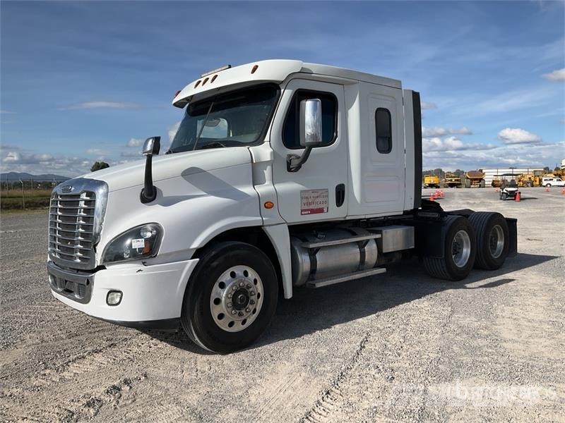 Freightliner Cascadia 125 6x4 Tractocamion con Dormitorio / T/A Tegljači
