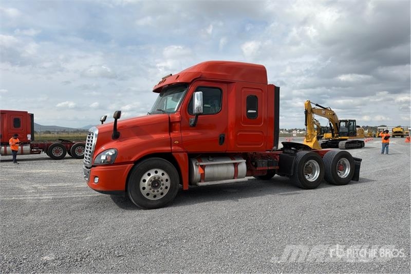 Freightliner Cascadia 125 6x4 Tractocamion con Dormitorio / T/A Motrici e Trattori Stradali