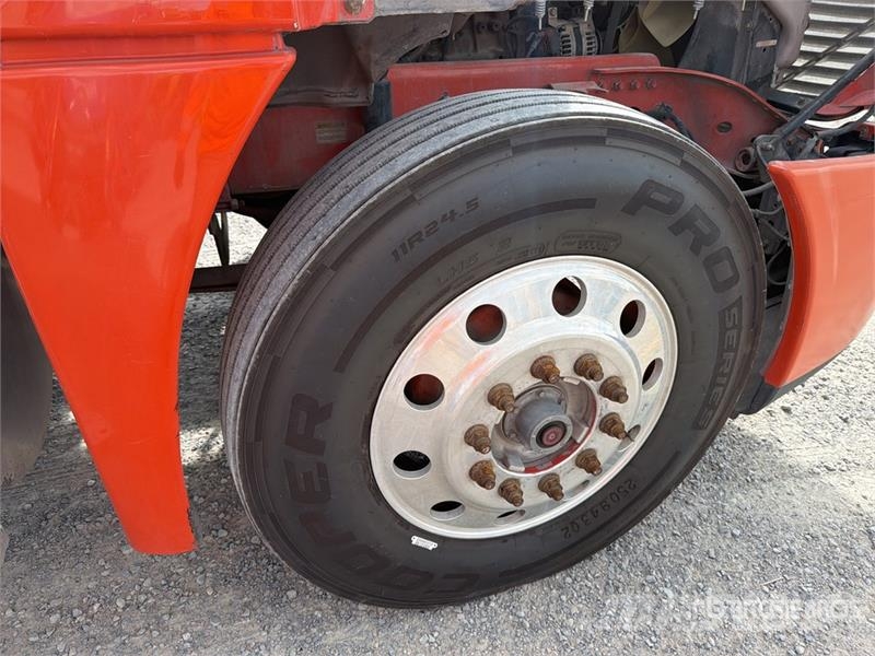 Freightliner Cascadia 125 6x4 Tractocamion con Dormitorio / T/A Tegljači