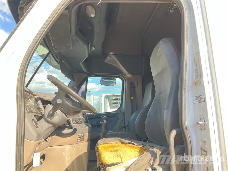 Freightliner Cascadia 6x4 Tractocamion con Dormitorio / T/A Sle Cabezas tractoras