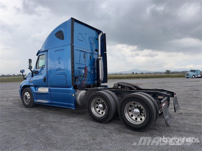 Freightliner Cascadia 125 6x4 Tractocamion con Dormitorio / T/A Nyergesvontatók