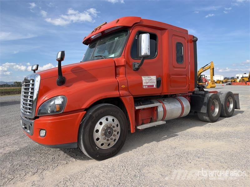 Freightliner Cascadia 125 6x4 Tractocamion con Dormitorio / T/A Nyergesvontatók