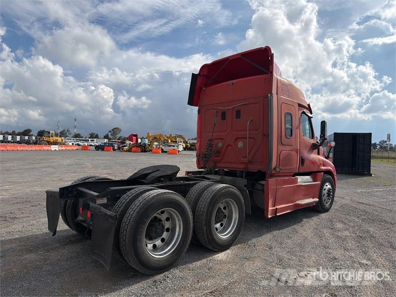 Freightliner Cascadia 125 6x4 Tractocamion con Dormitorio / T/A Naudoti vilkikai