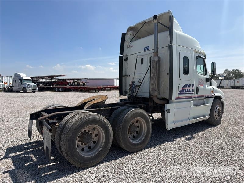 Freightliner Cascadia 125 6x4 Tractocamion con Dormitorio / T/A Cabezas tractoras
