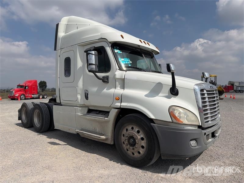 Freightliner Cascadia 125 6x4 Tractocamion con Dormitorio / T/A Тягачі