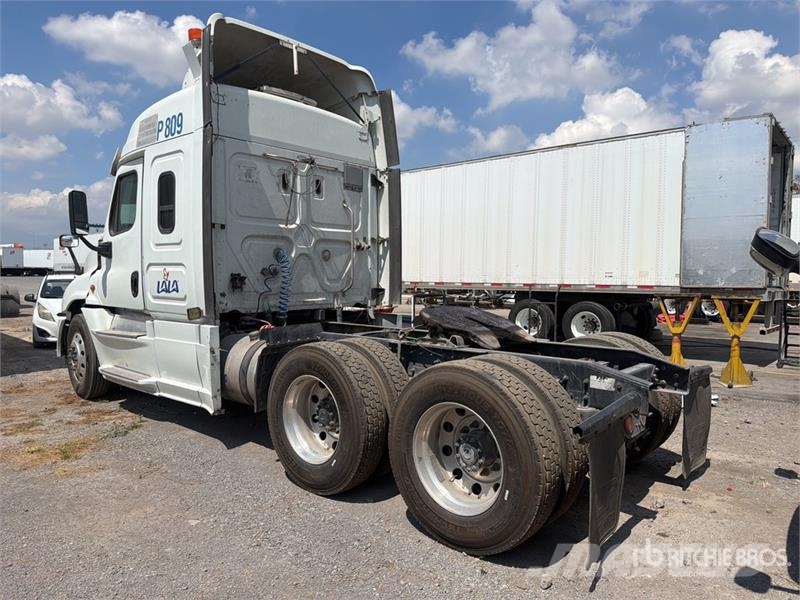 Freightliner Cascadia 125 6x4 Tractocamion con Dormitorio / T/A Cabezas tractoras