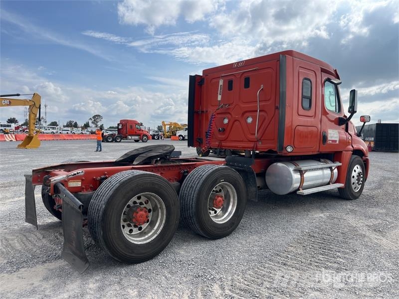 Freightliner Cascadia 125 6x4 Tractocamion con Dormitorio / T/A Motrici e Trattori Stradali