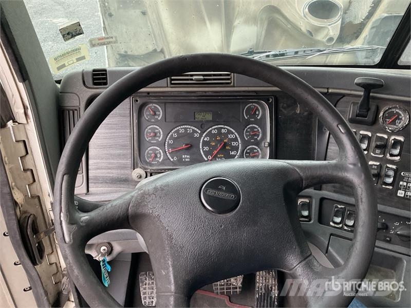 Freightliner CL120 6x4 Tractocamion con Dormitorio / T/A Sleepe Vlačilci